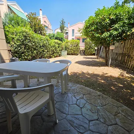 Alex House Garden *